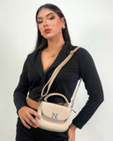 Cartera semi cuero con detalle plateado