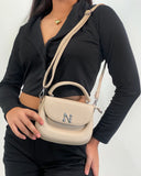 Cartera semi cuero con detalle plateado