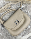 Cartera semi cuero con detalle plateado