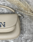 Cartera semi cuero con detalle plateado