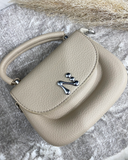 Cartera semi cuero con detalle plateado