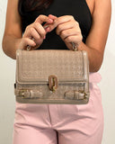 Cartera semi cuero con diseño de broche