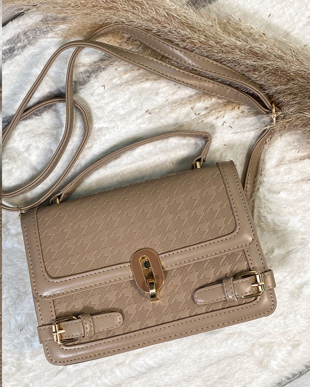 Cartera semi cuero con diseño de broche