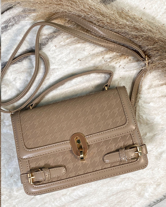 Cartera semi cuero con diseño de broche