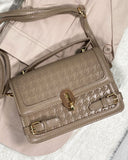 Cartera semi cuero con diseño de broche