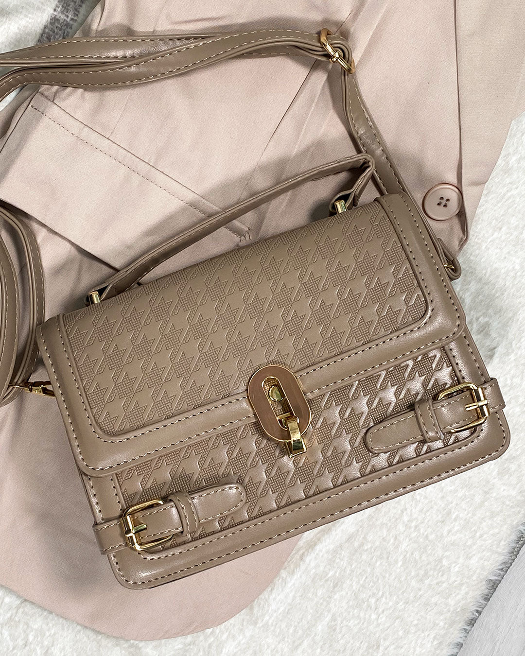 Cartera semi cuero con diseño de broche