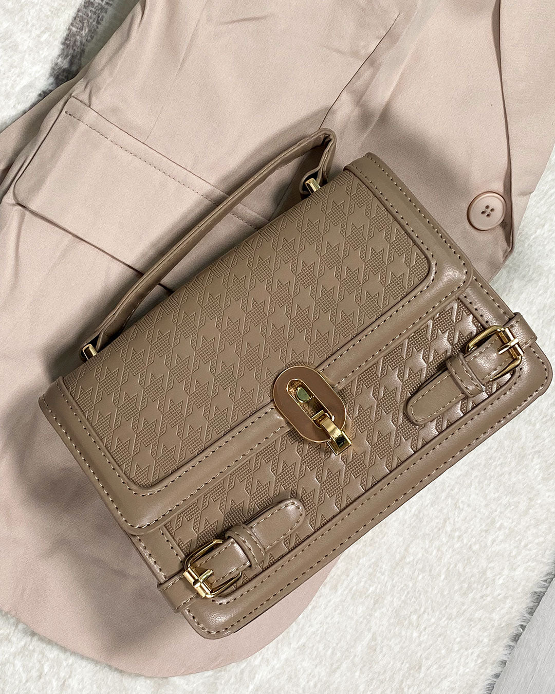 Cartera semi cuero con diseño de broche