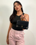 Cartera semi cuero con diseño de broche