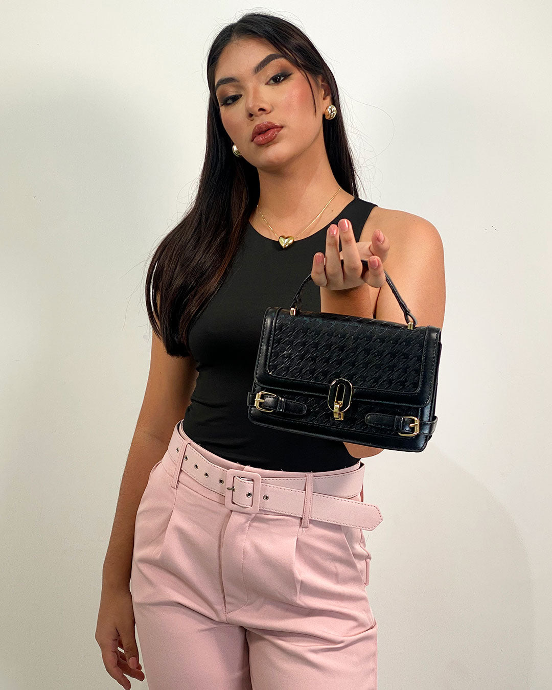 Cartera semi cuero con diseño de broche