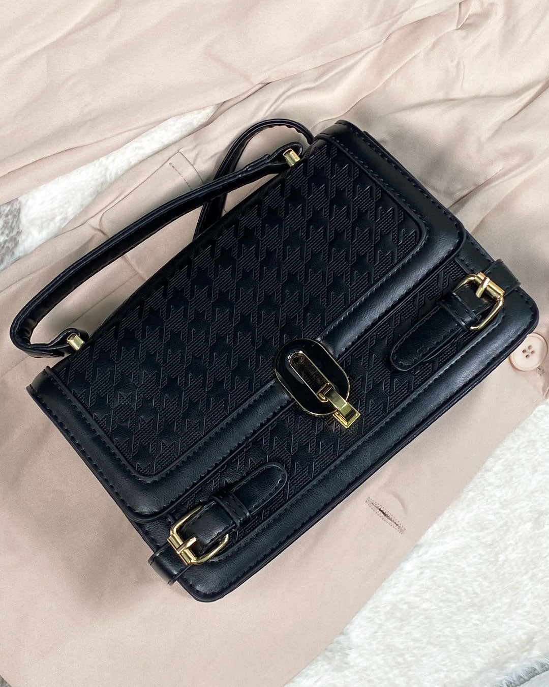 Cartera semi cuero con diseño de broche