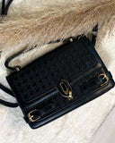 Cartera semi cuero con diseño de broche