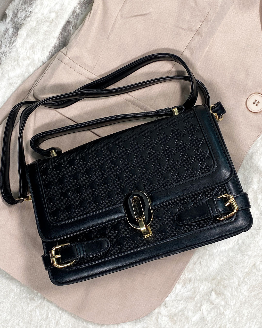 Cartera semi cuero con diseño de broche