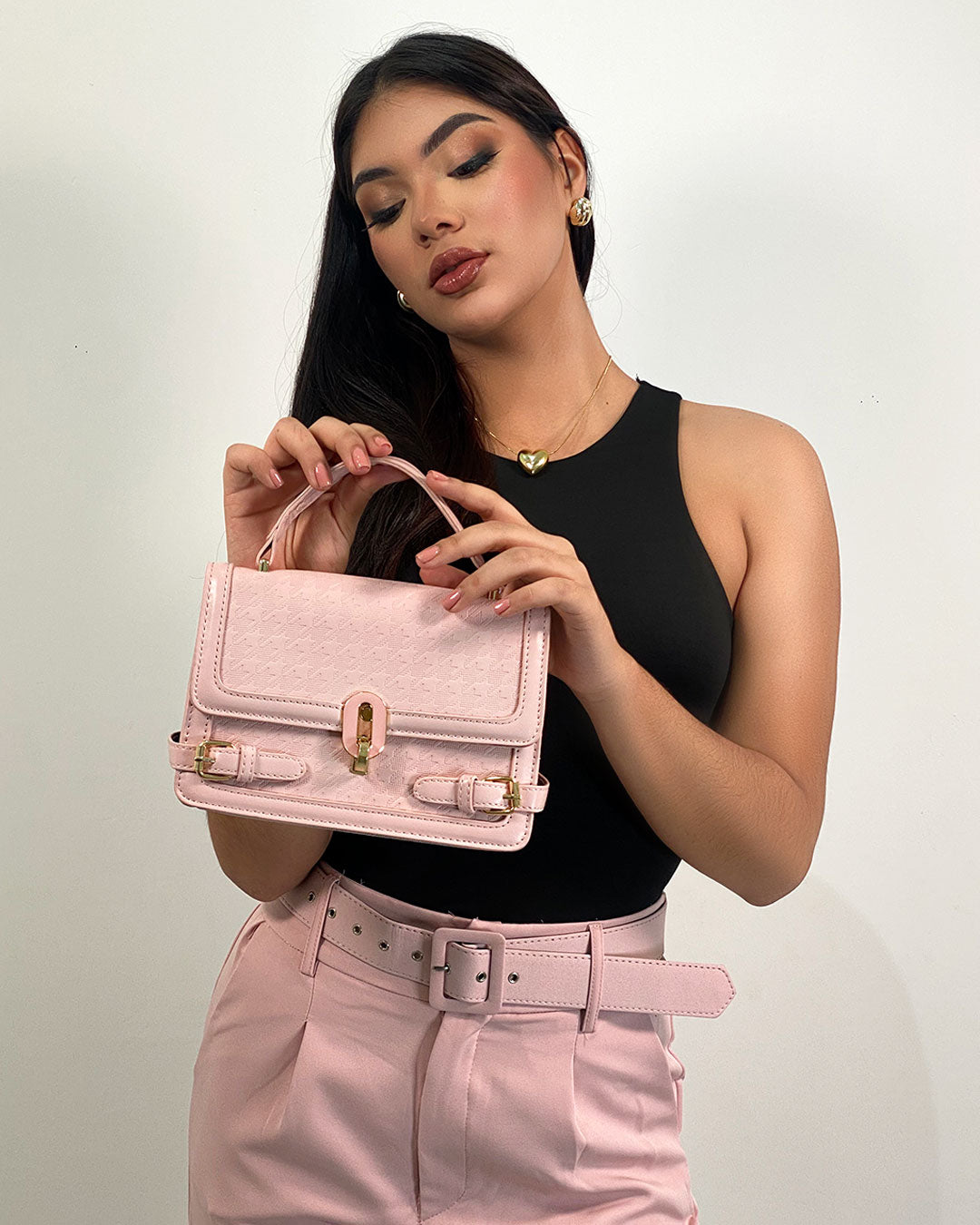 Cartera semi cuero con diseño de broche