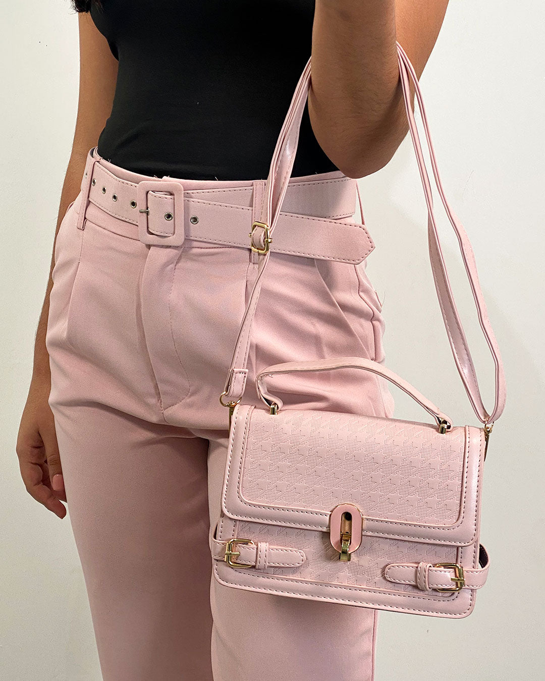 Cartera semi cuero con diseño de broche