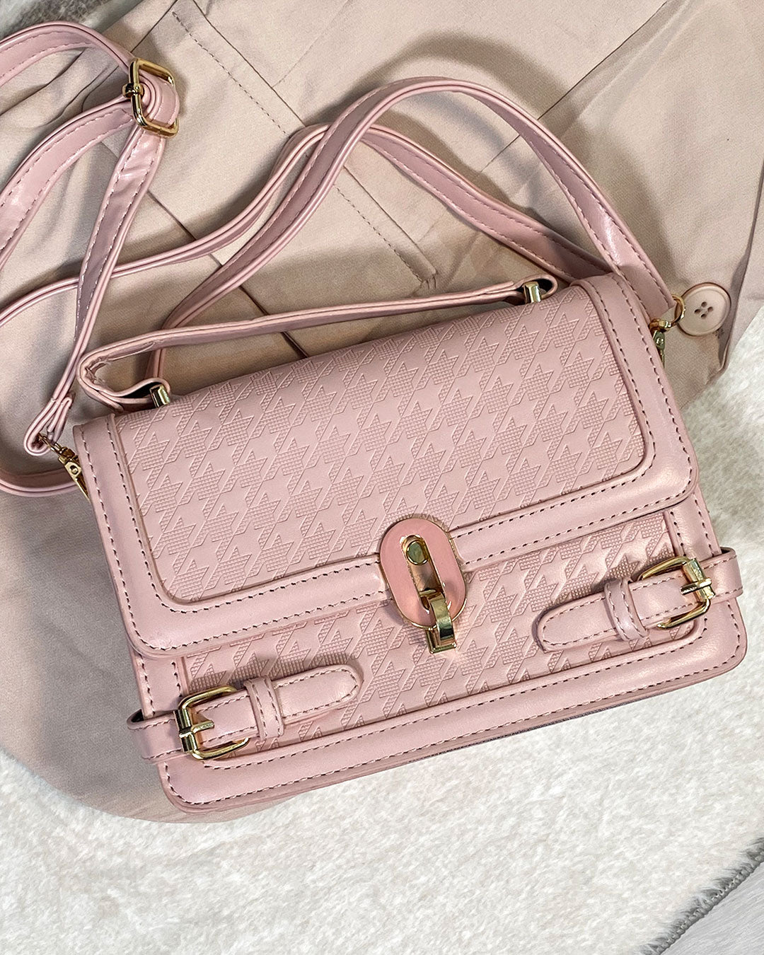 Cartera semi cuero con diseño de broche