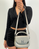 Cartera semi cuero con detalle plateado