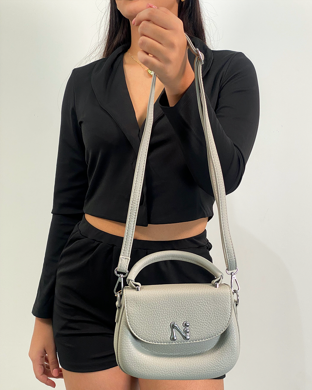 Cartera semi cuero con detalle plateado