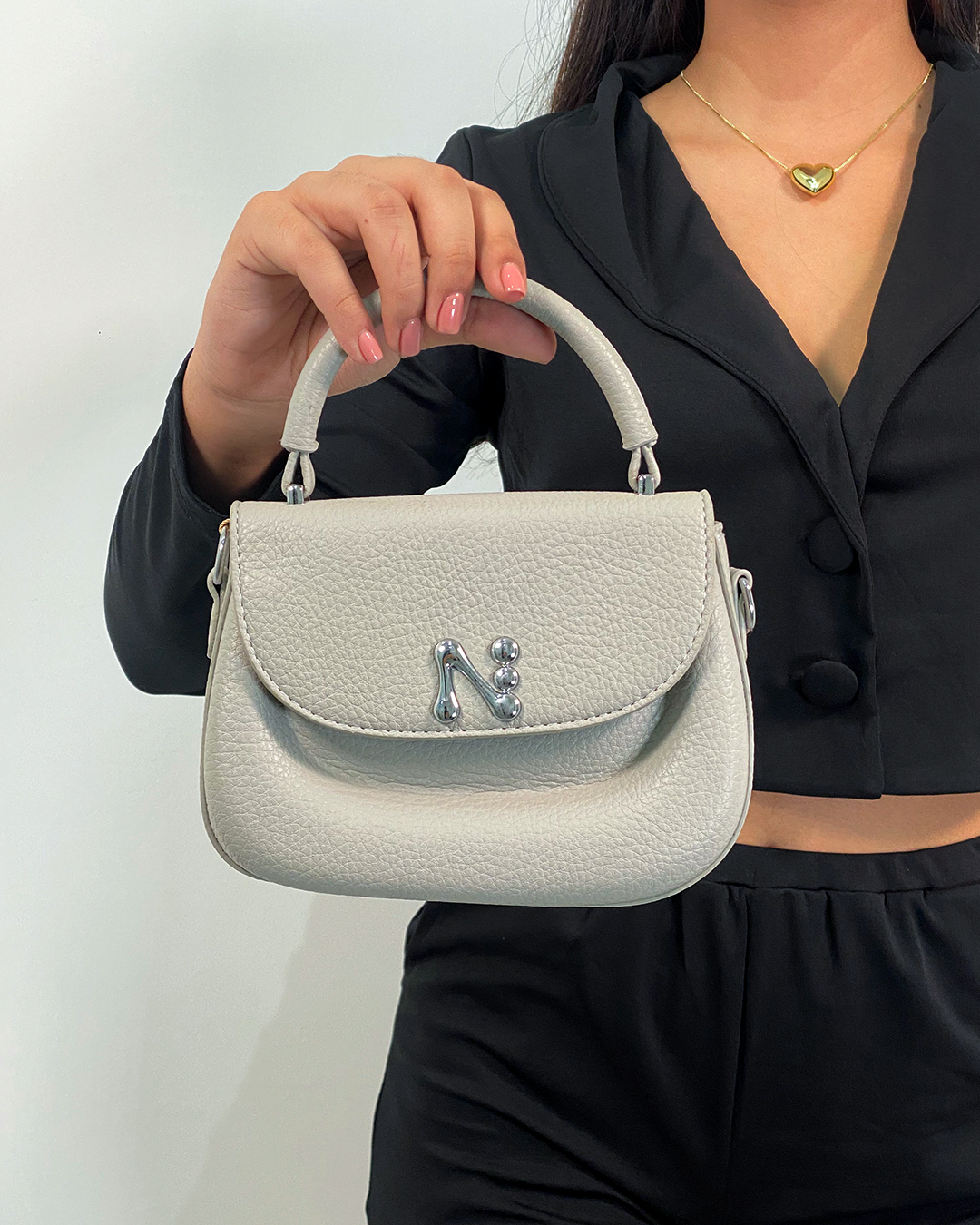 Cartera semi cuero con detalle plateado