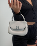 Cartera semi cuero con detalle plateado