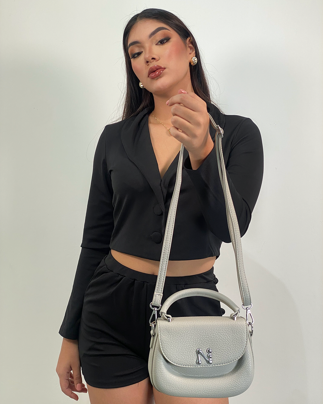 Cartera semi cuero con detalle plateado