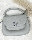 Cartera semi cuero con detalle plateado