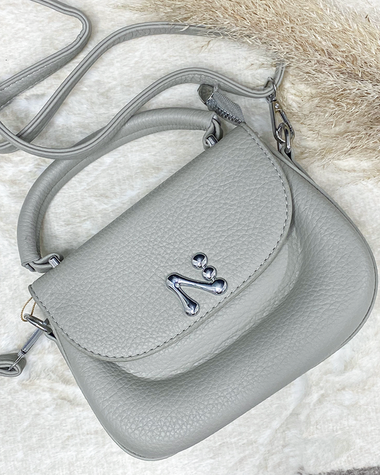 Cartera semi cuero con detalle plateado