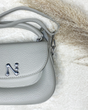 Cartera semi cuero con detalle plateado