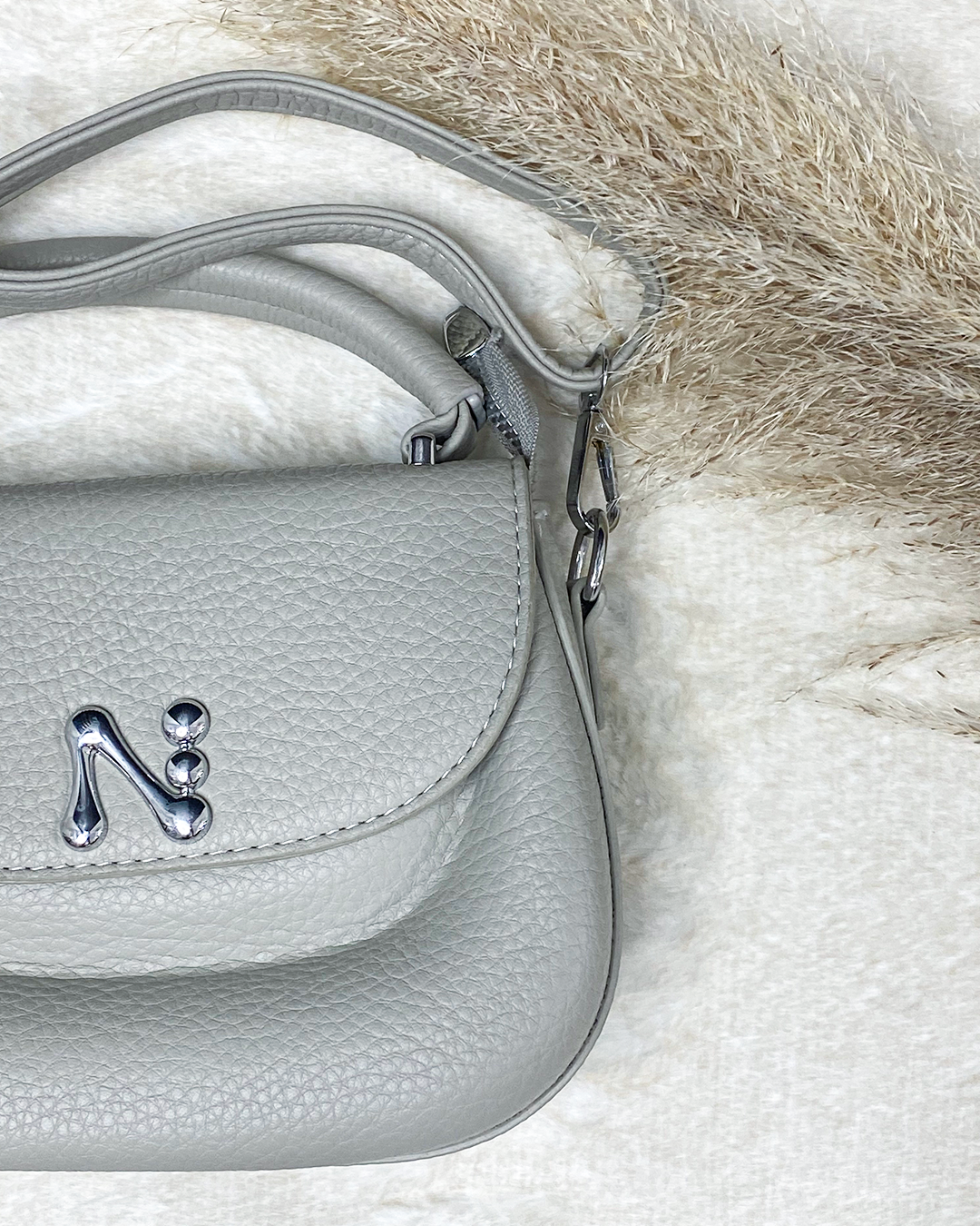 Cartera semi cuero con detalle plateado