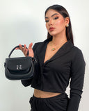 Cartera semi cuero con detalle plateado