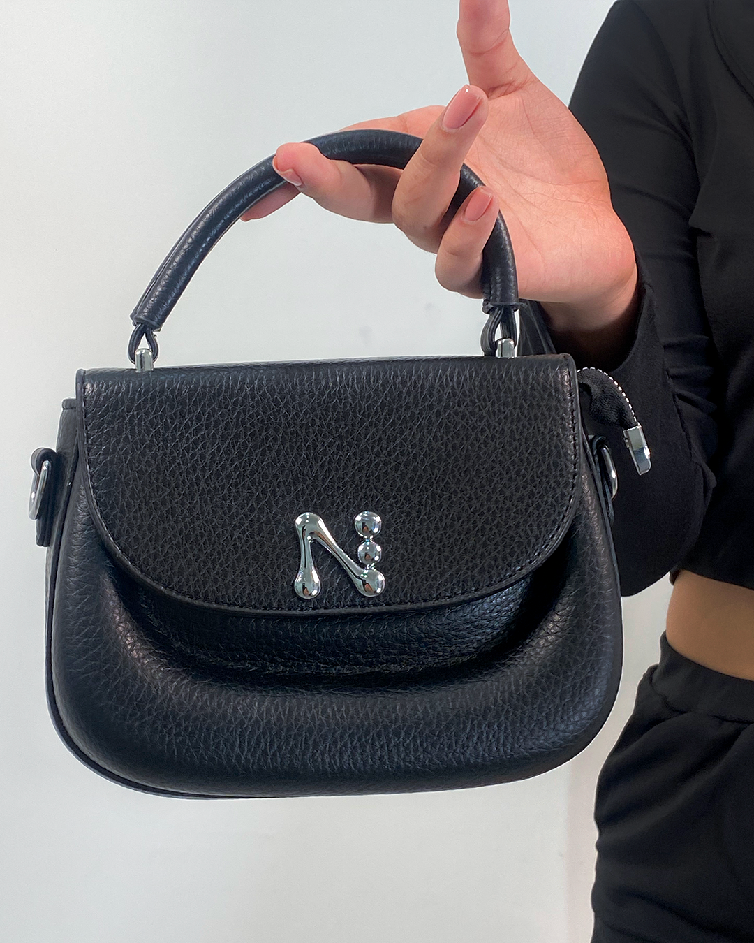 Cartera semi cuero con detalle plateado