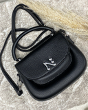 Cartera semi cuero con detalle plateado