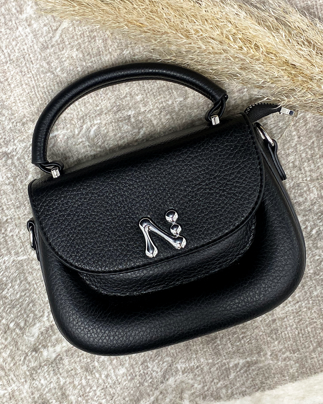 Cartera semi cuero con detalle plateado