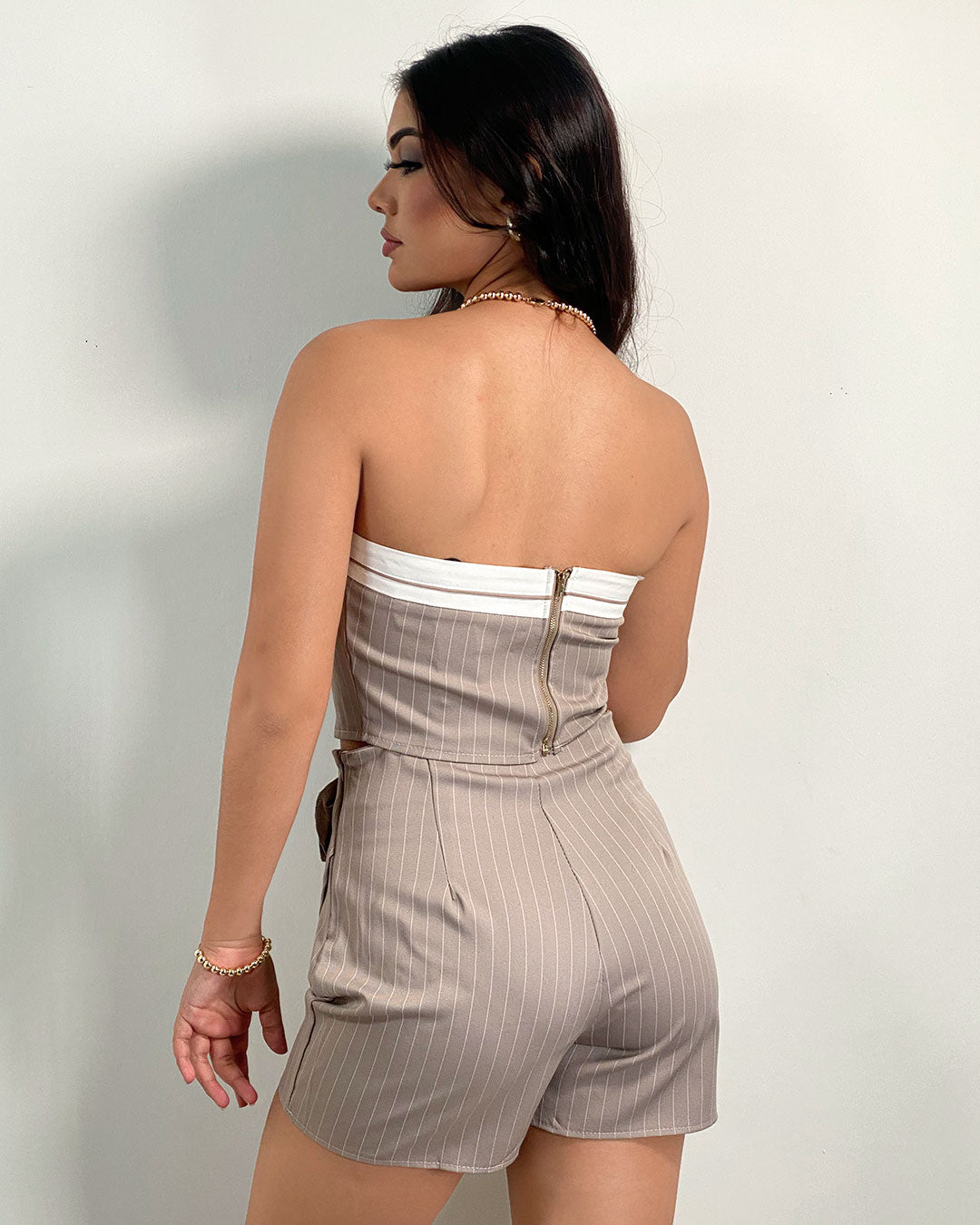 Conjunto de falda shorts y tops con diseño de rayas y detalle de flor