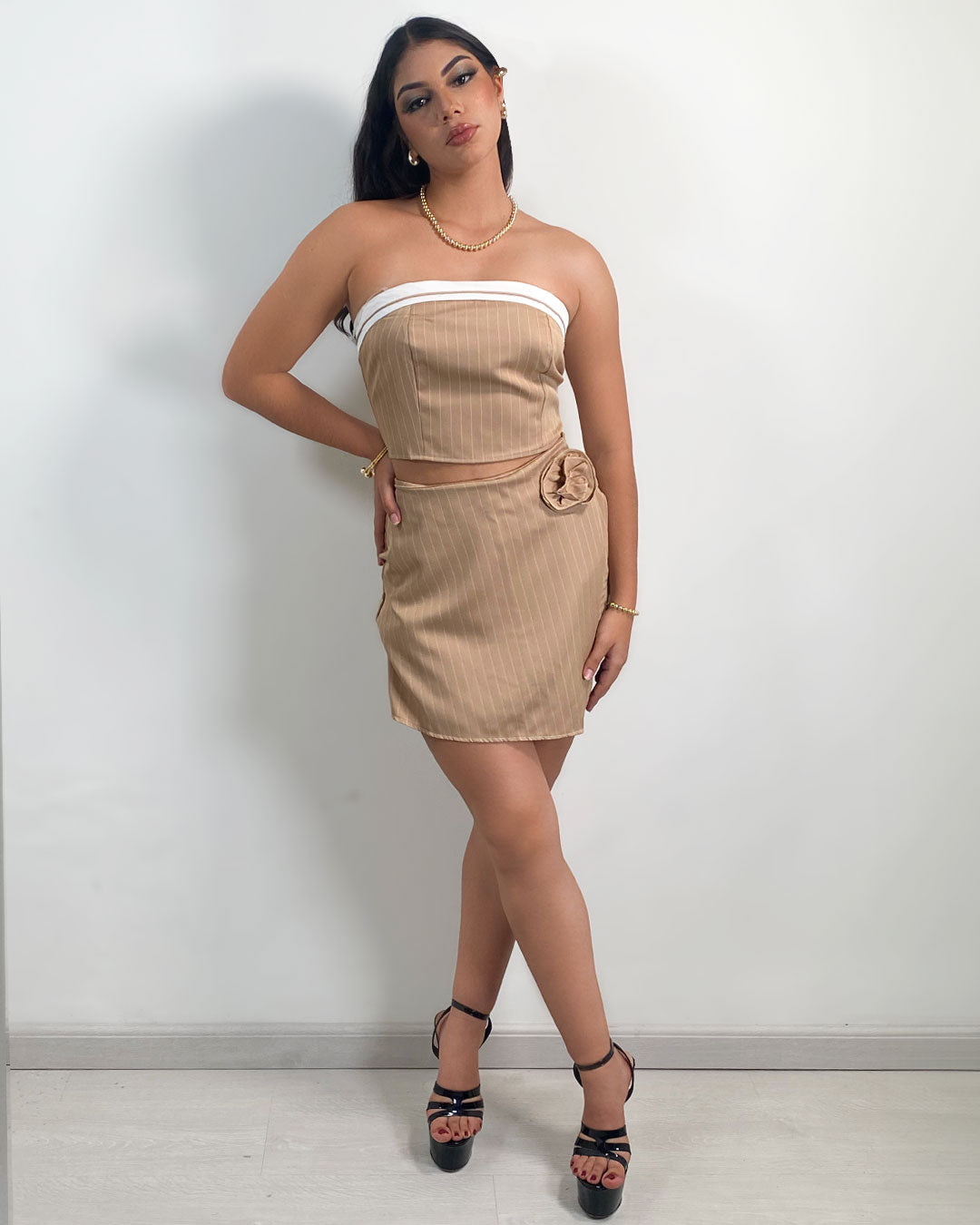 Conjunto de falda shorts y tops con diseño de rayas y detalle de flor