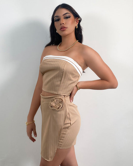 Conjunto de falda shorts y tops con diseño de rayas y detalle de flor