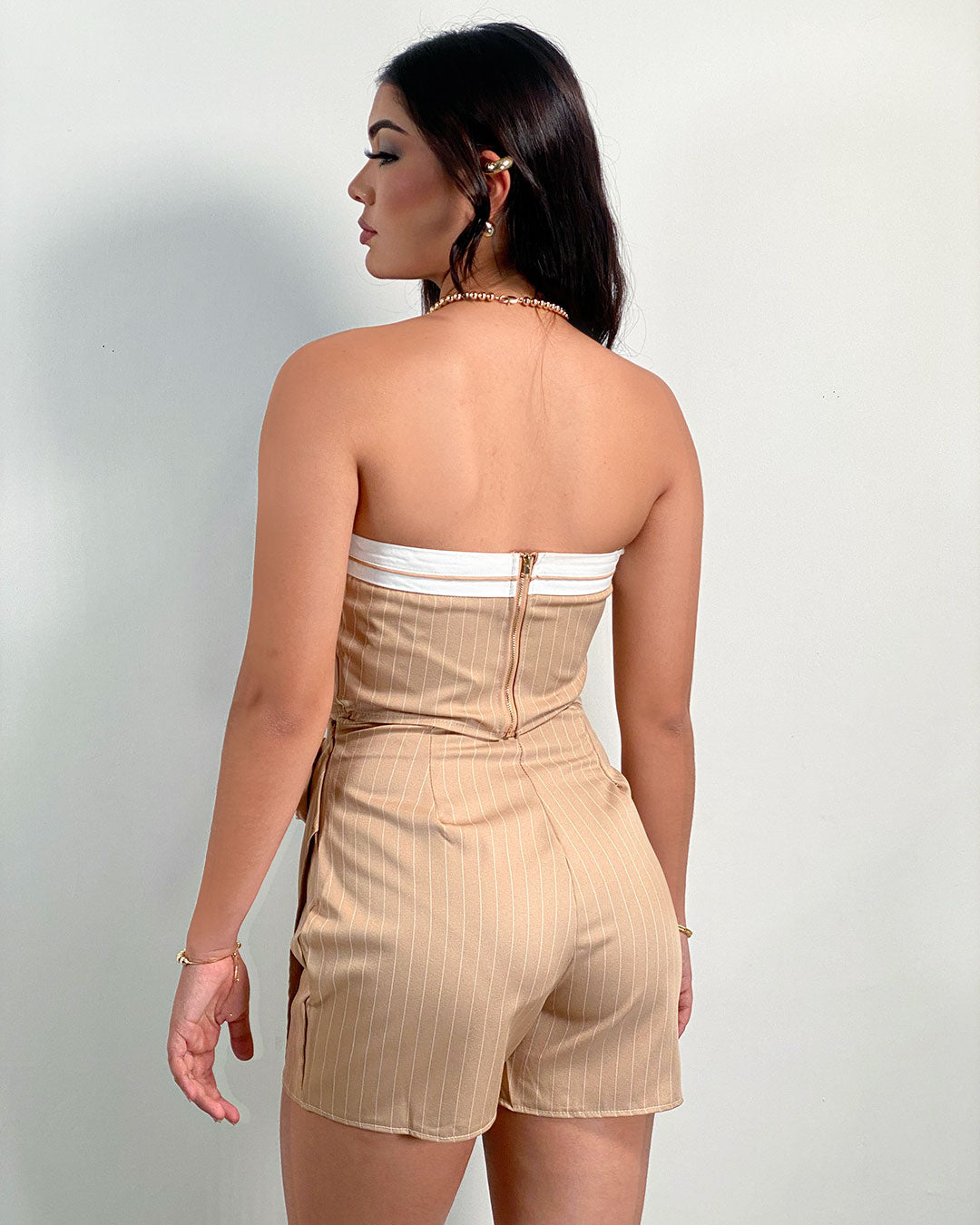 Conjunto de falda shorts y tops con diseño de rayas y detalle de flor