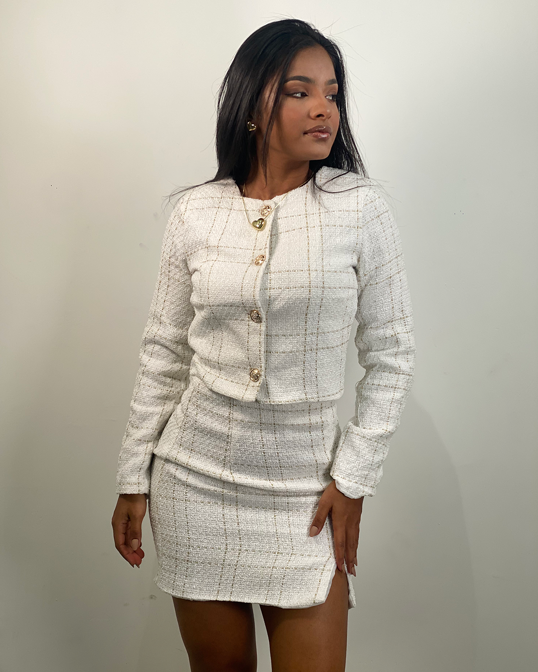 Conjunto elegante con diseño de botones