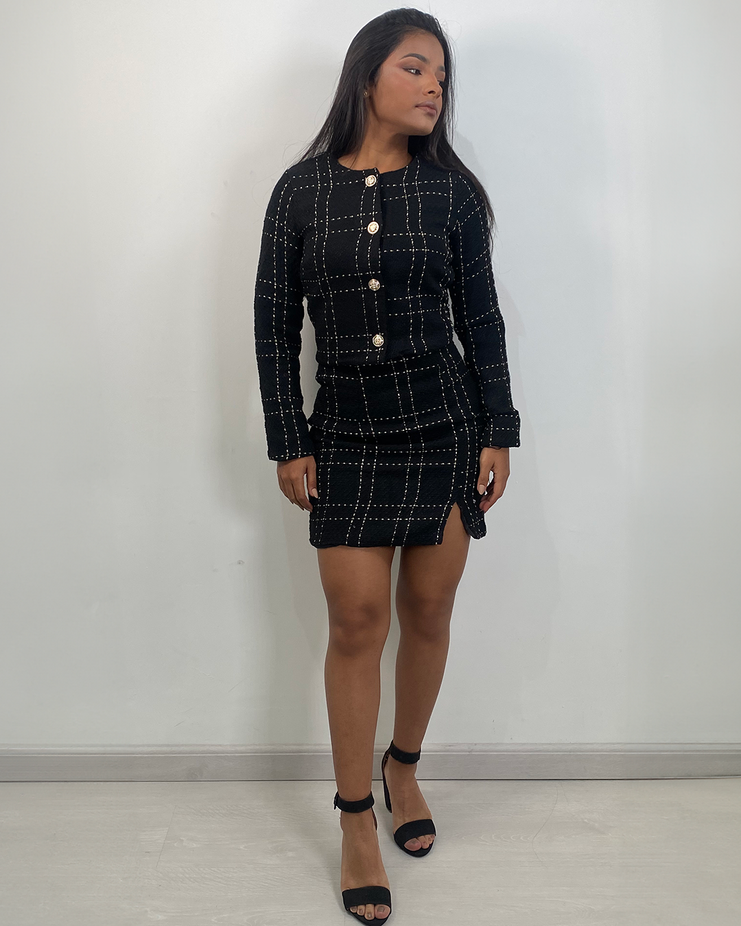 Conjunto elegante con diseño de botones