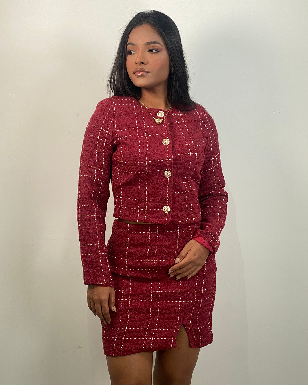 Conjunto elegante con diseño de botones