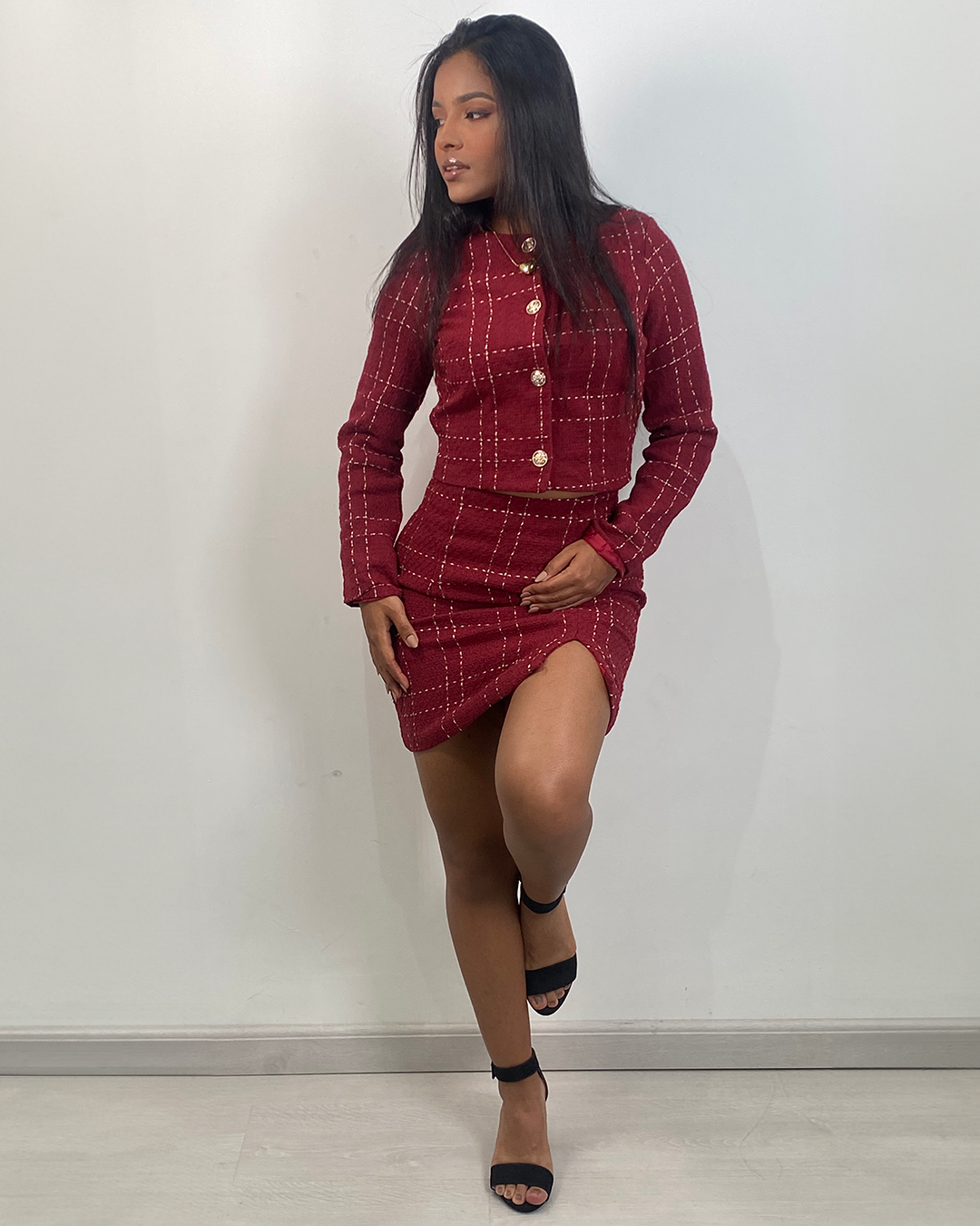 Conjunto elegante con diseño de botones