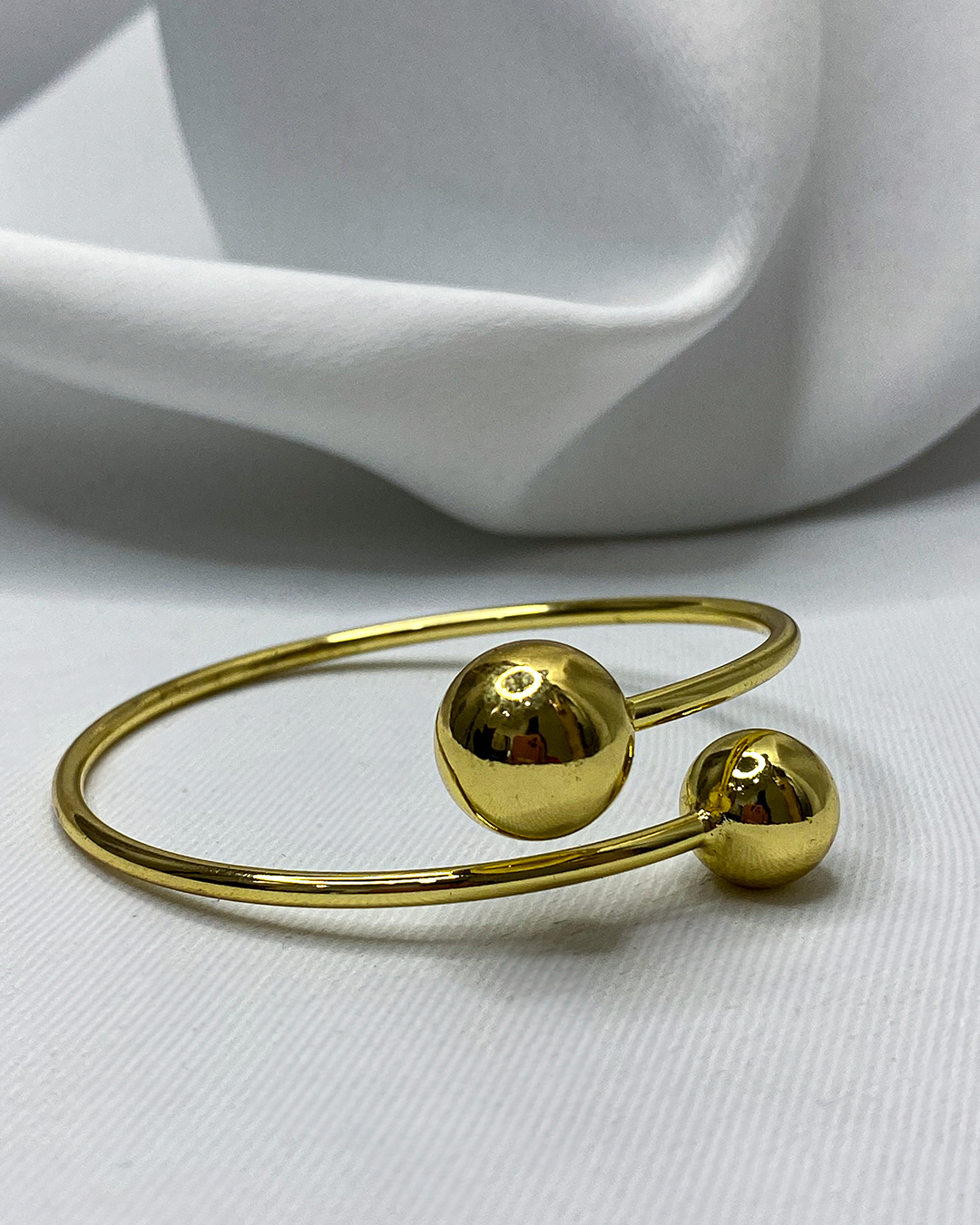 Pulsera con detalle de esfera enchapado en oro 14k acero inoxidable