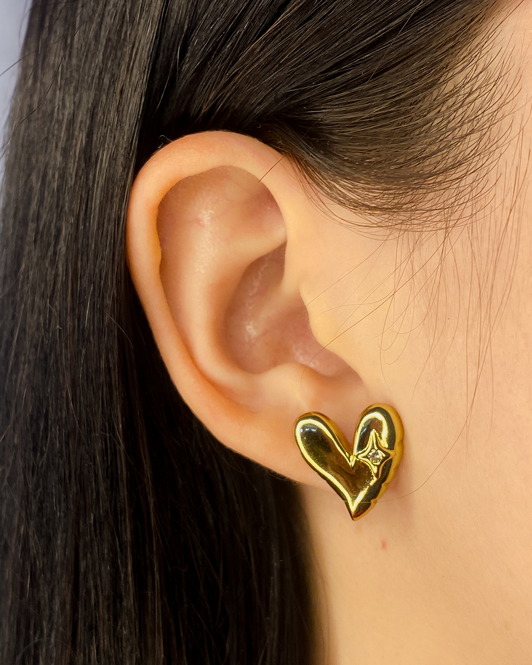 Pendientes de tachuela de corazón con detalle brillante enchapado en oro 14k acero inoxidable