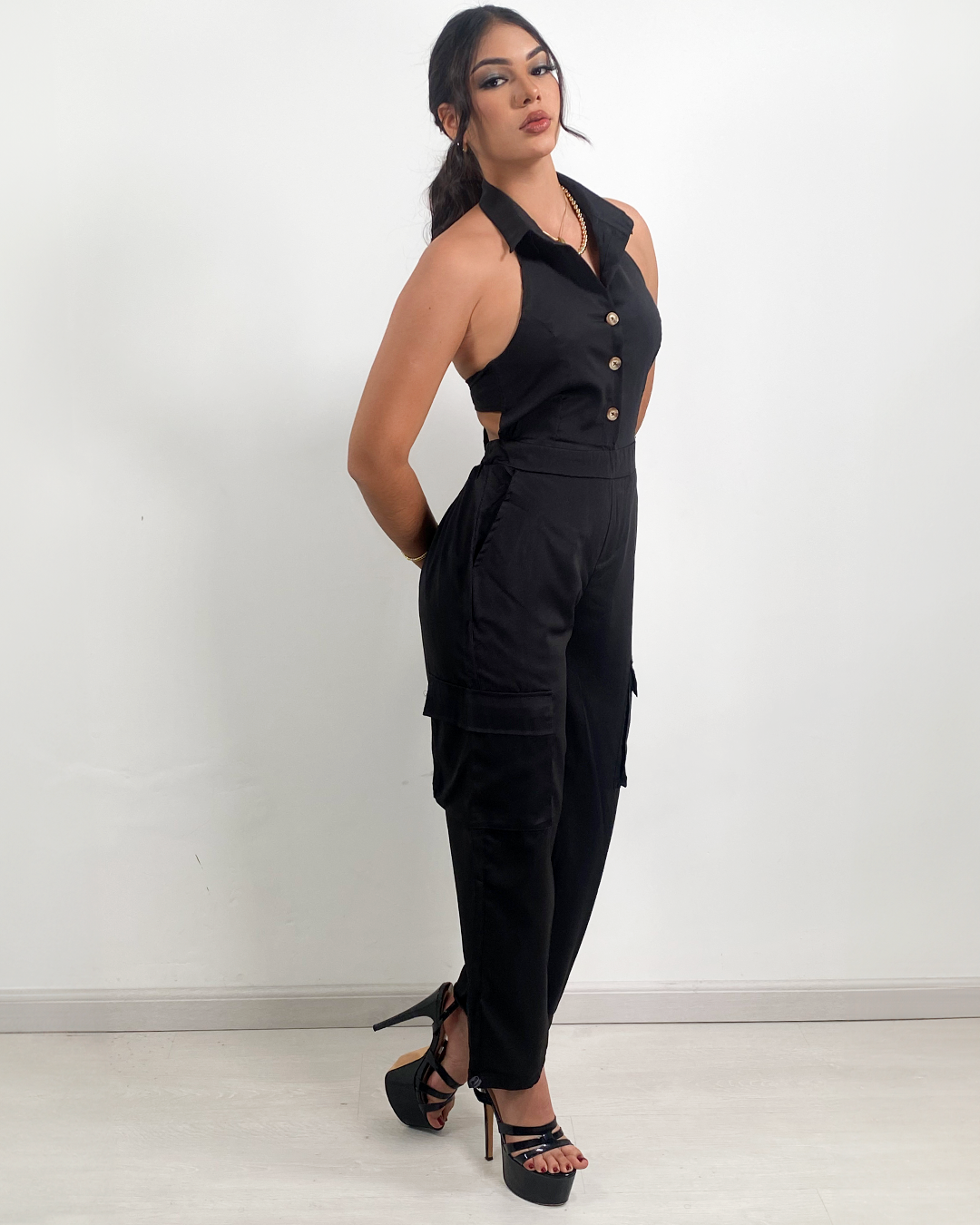 Enterizo elegante de botones y descote trasero