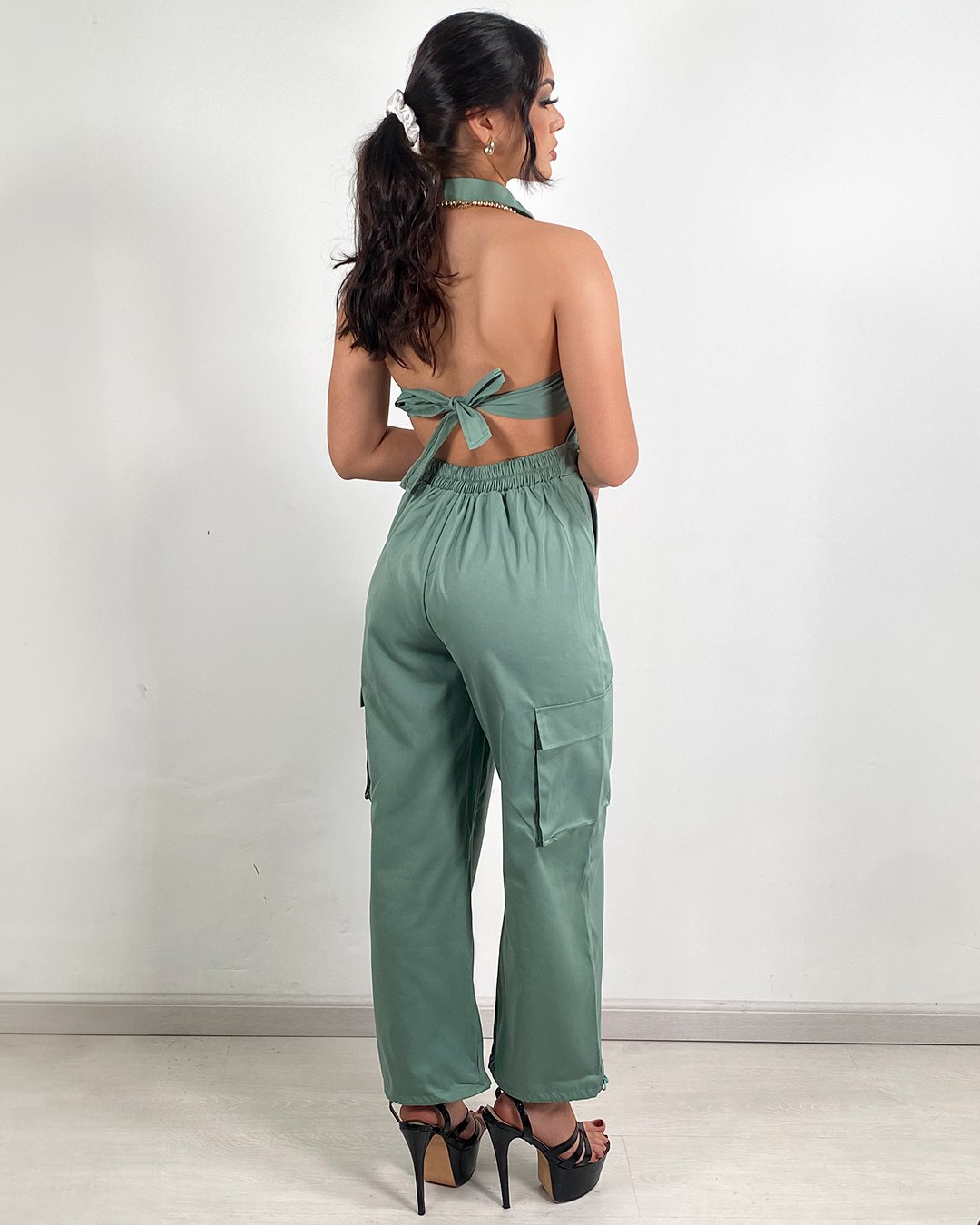 Enterizo elegante de botones y descote trasero