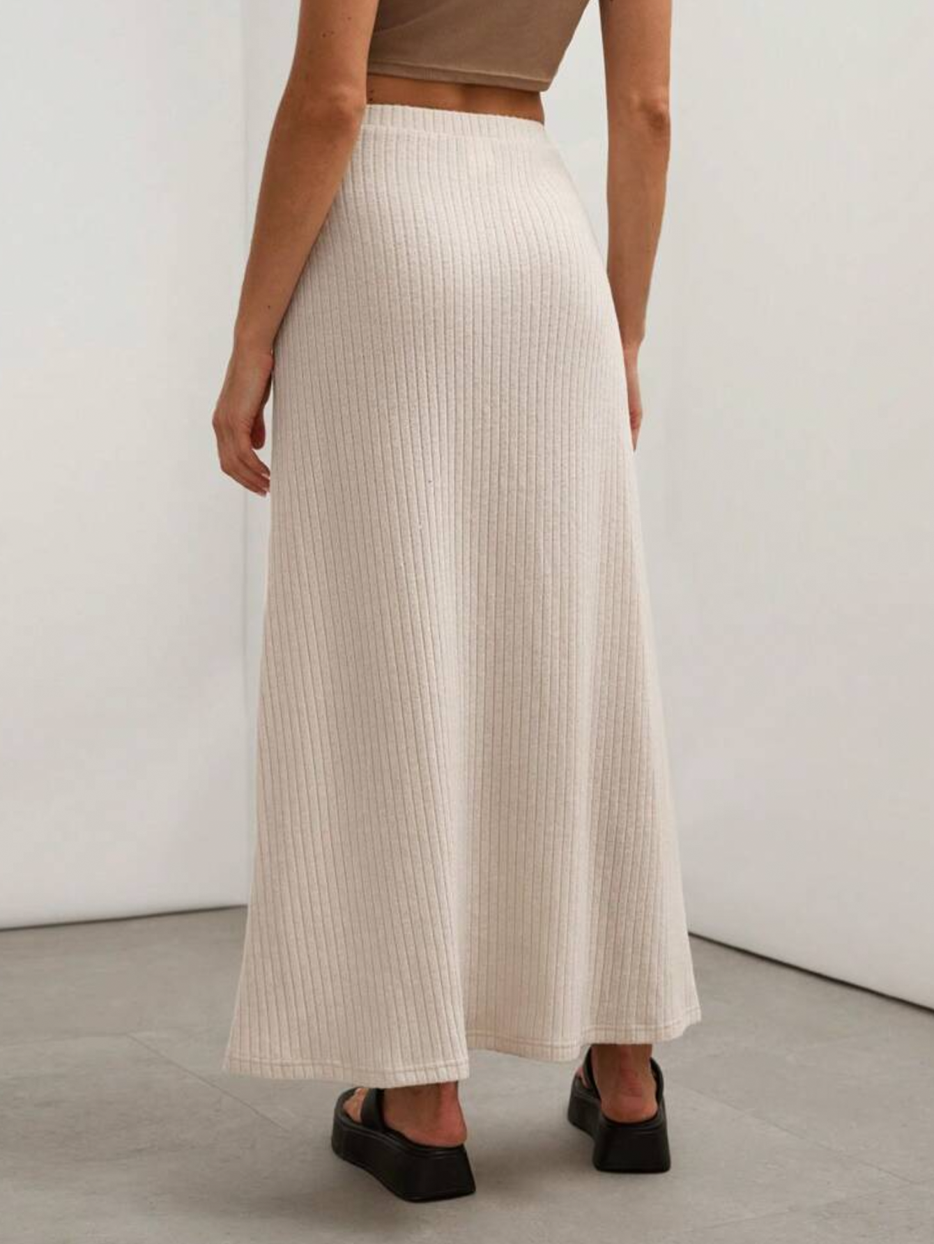 Falda larga unicolor con botones delantero