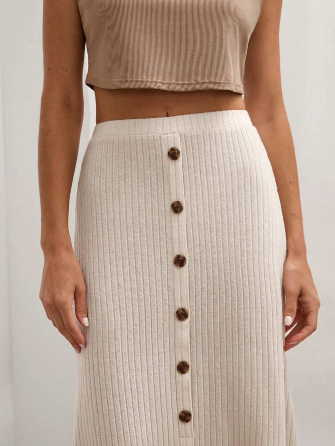Falda larga unicolor con botones delantero