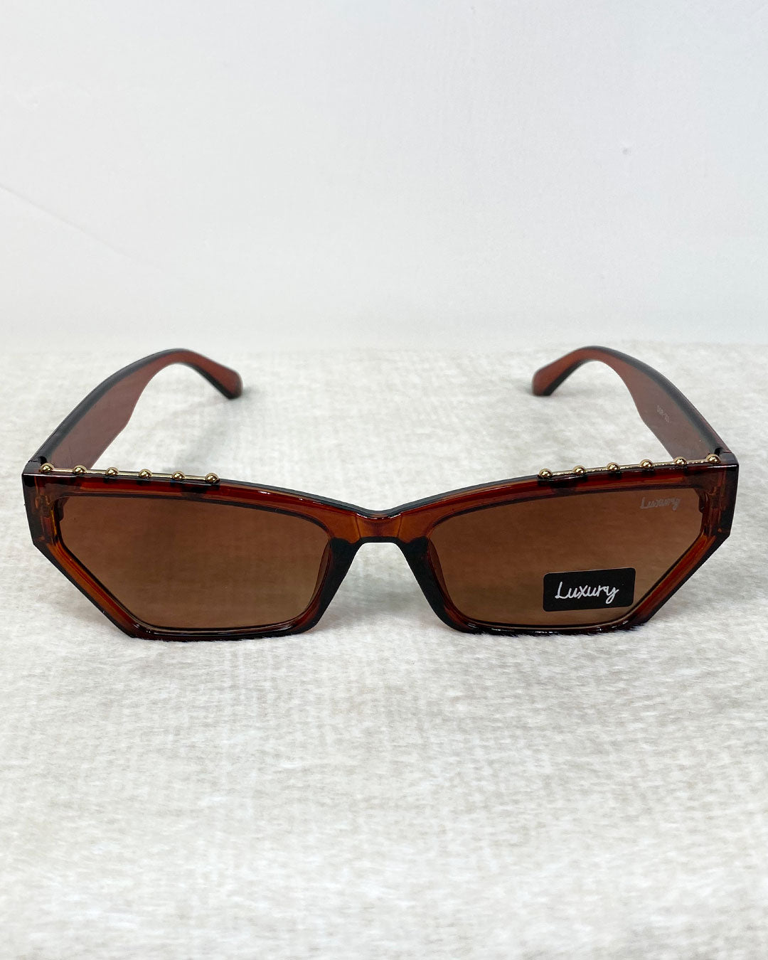 Gafas retro con detalle dorado