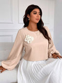 Blusa manga larga con detalle de flor