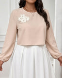 Blusa manga larga con detalle de flor