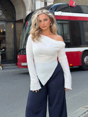 Sueter con cuello asimetrico y ribete de lechuga